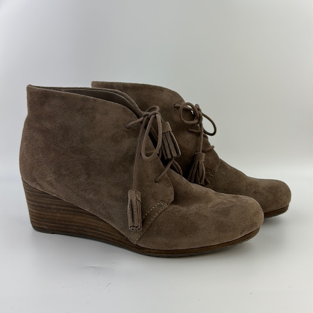 Dr. Scholl’s Size 8.5 Beige Dakota Suede Wedges | Pointed Toe Design | EUC